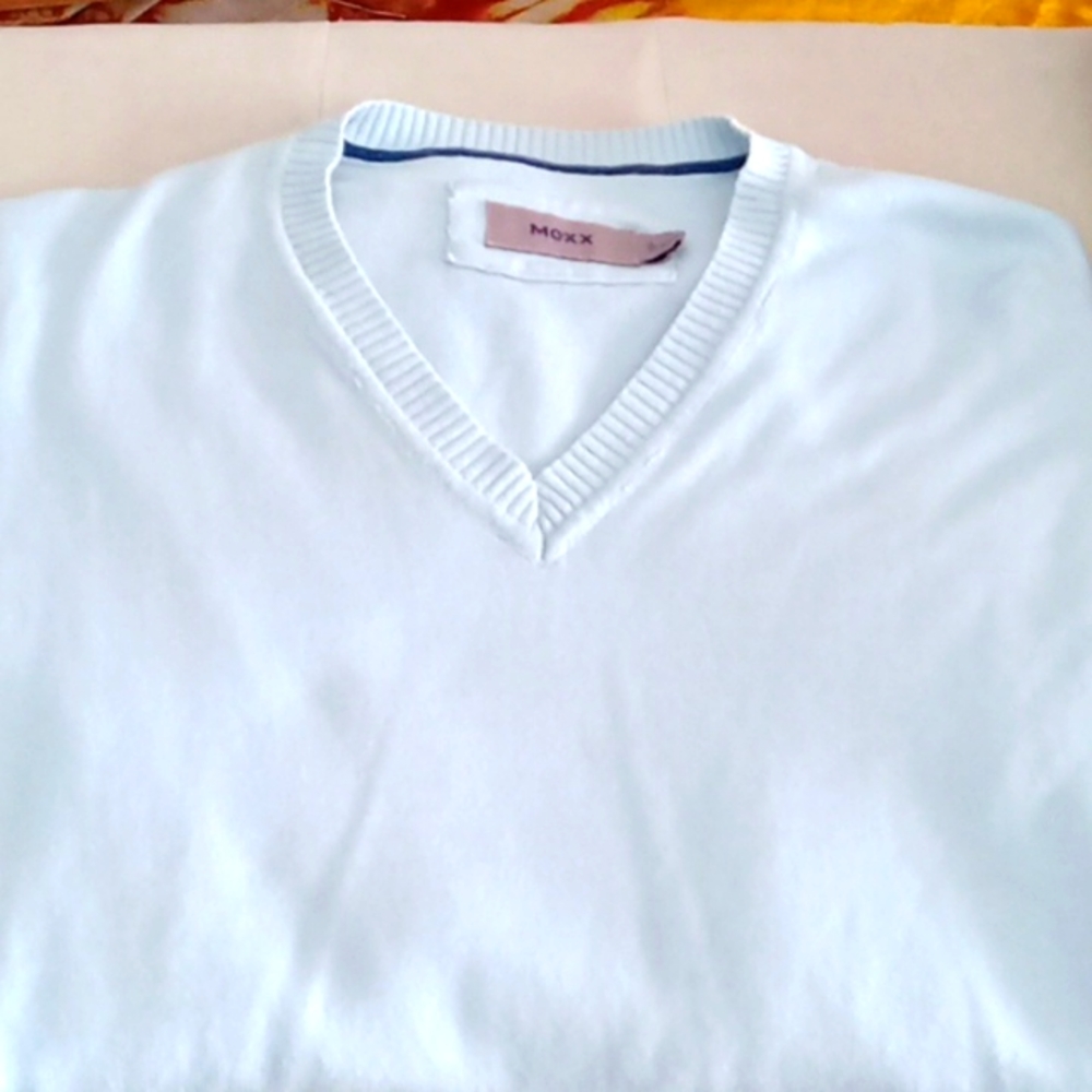 Mexx Ladies V Neck Sweater NWOT Medium( Men's Small)